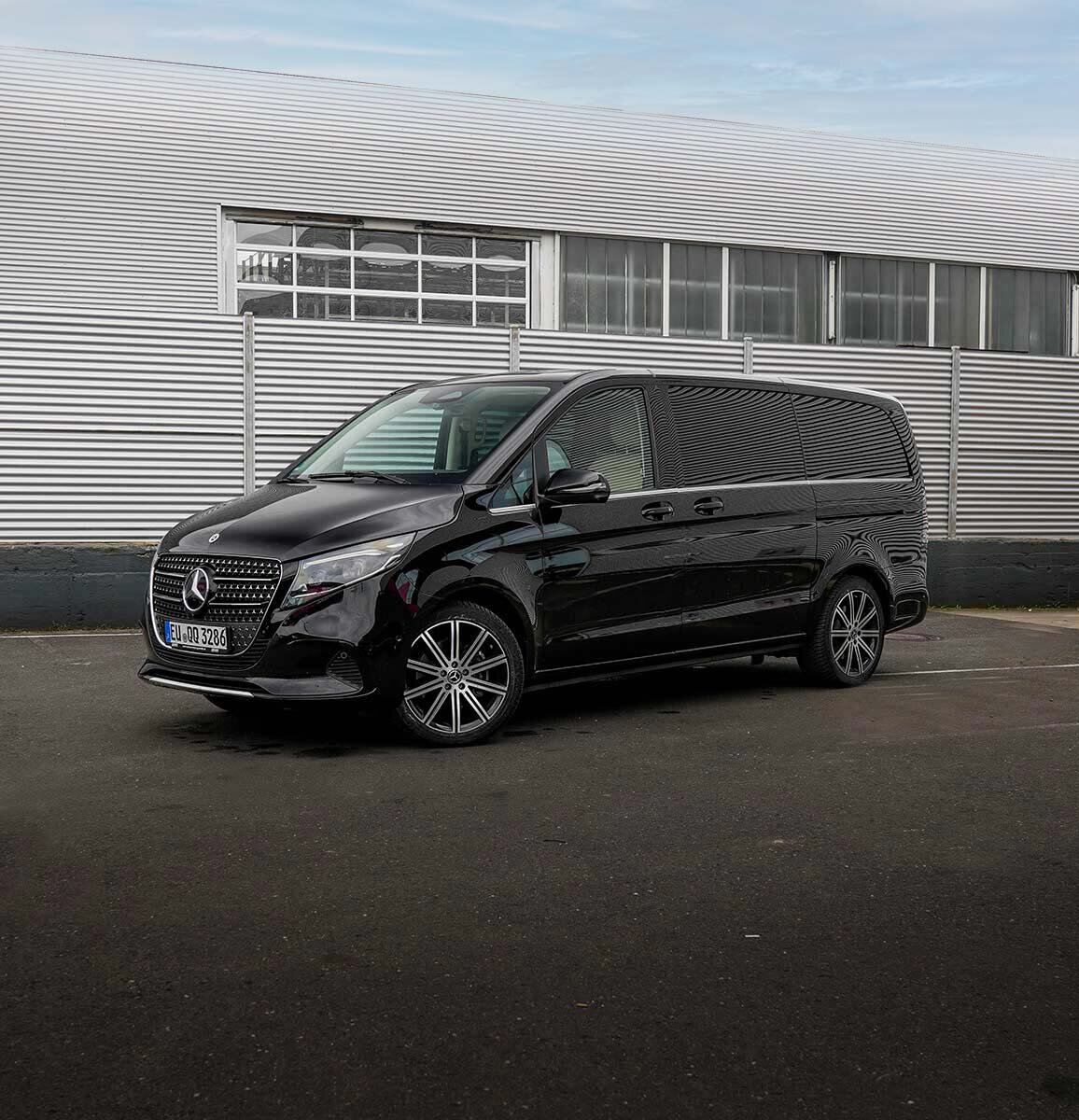Alt-Tag_ Ein schwarzer Mercedes V-Klasse Mietwagen, luxuriöser Van für Geschäftsreisen