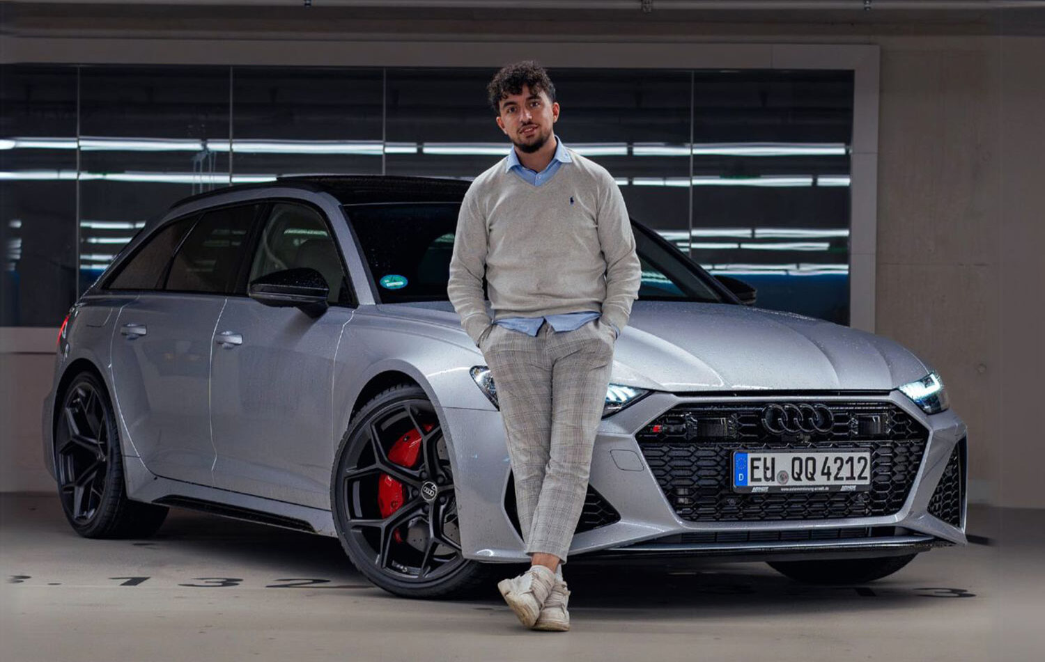 Zufriedener Kunde vor dem Audi RS 6 Performance
