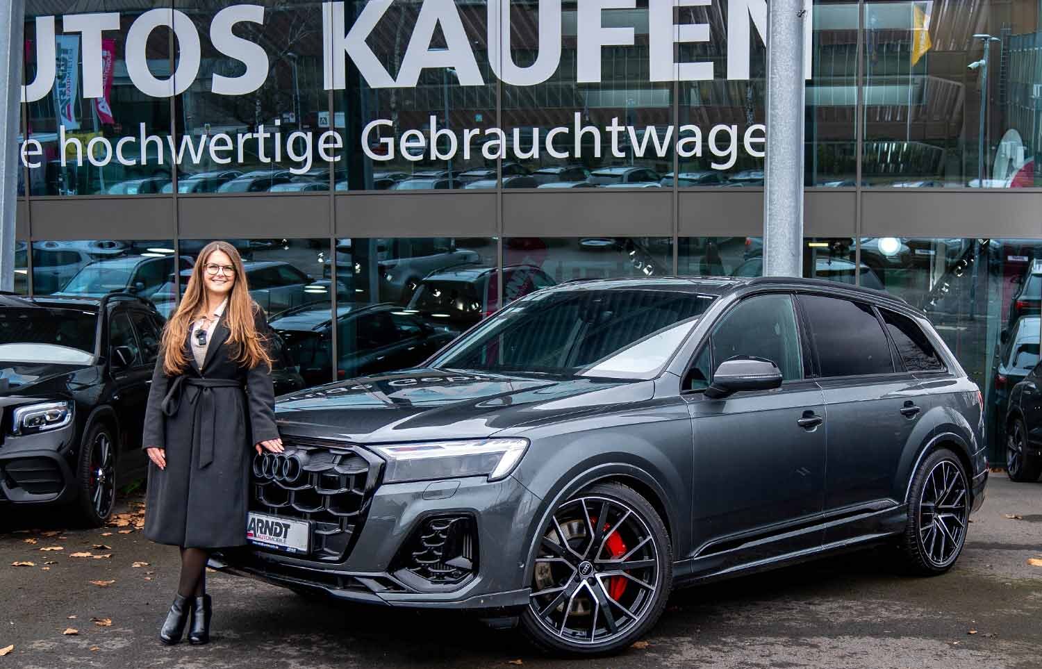 Zufriedene Kundin vor dem Audi SQ7