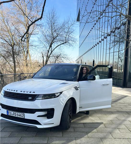 Zufriedene Kundin im Range Rover Sport gemietet bei Autovermietung Arndt
