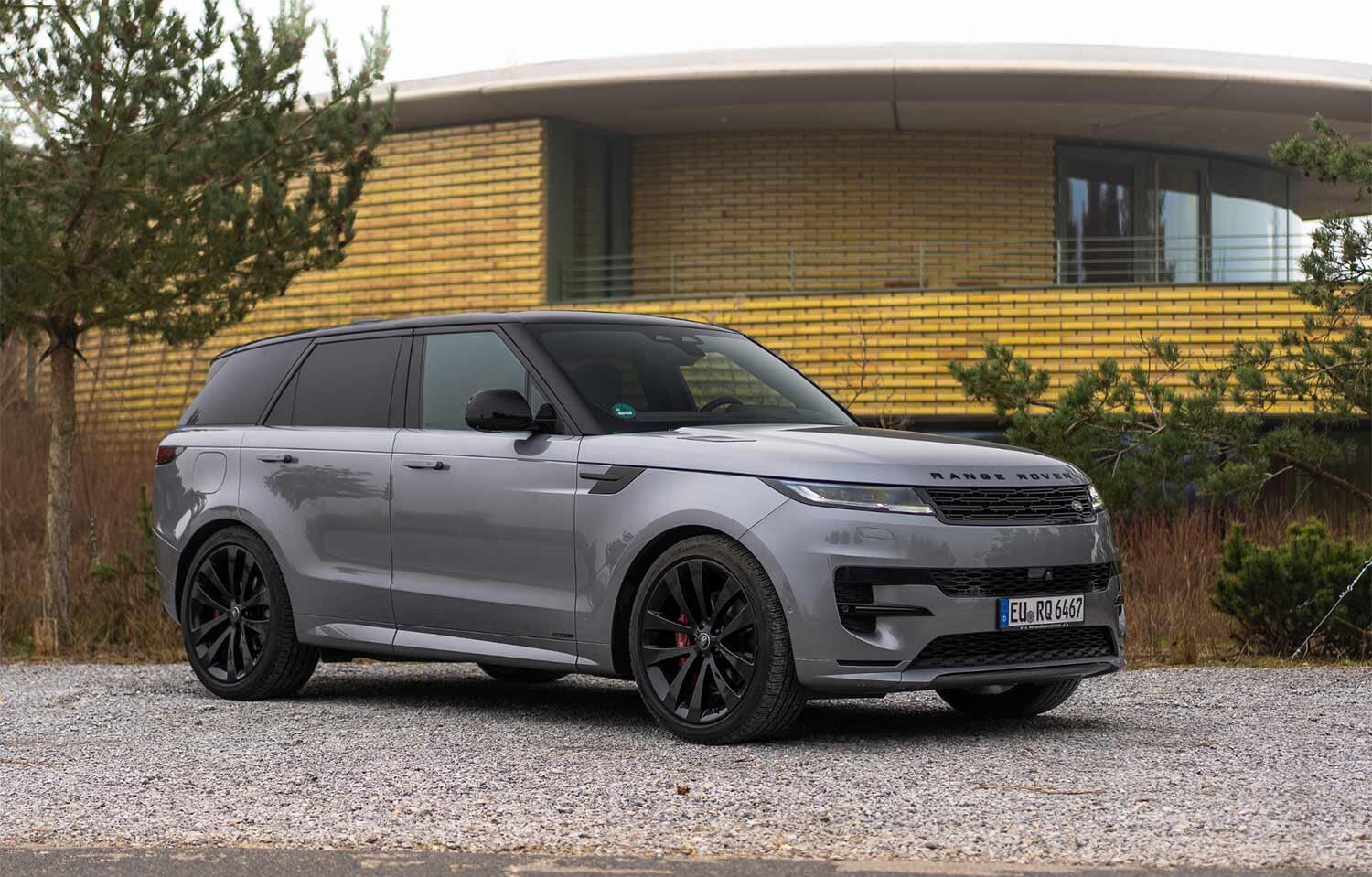 Schrägansicht Range Rover Sport vor Gebäude | exklusive Firmenwagen bei Autovermietung Arndt