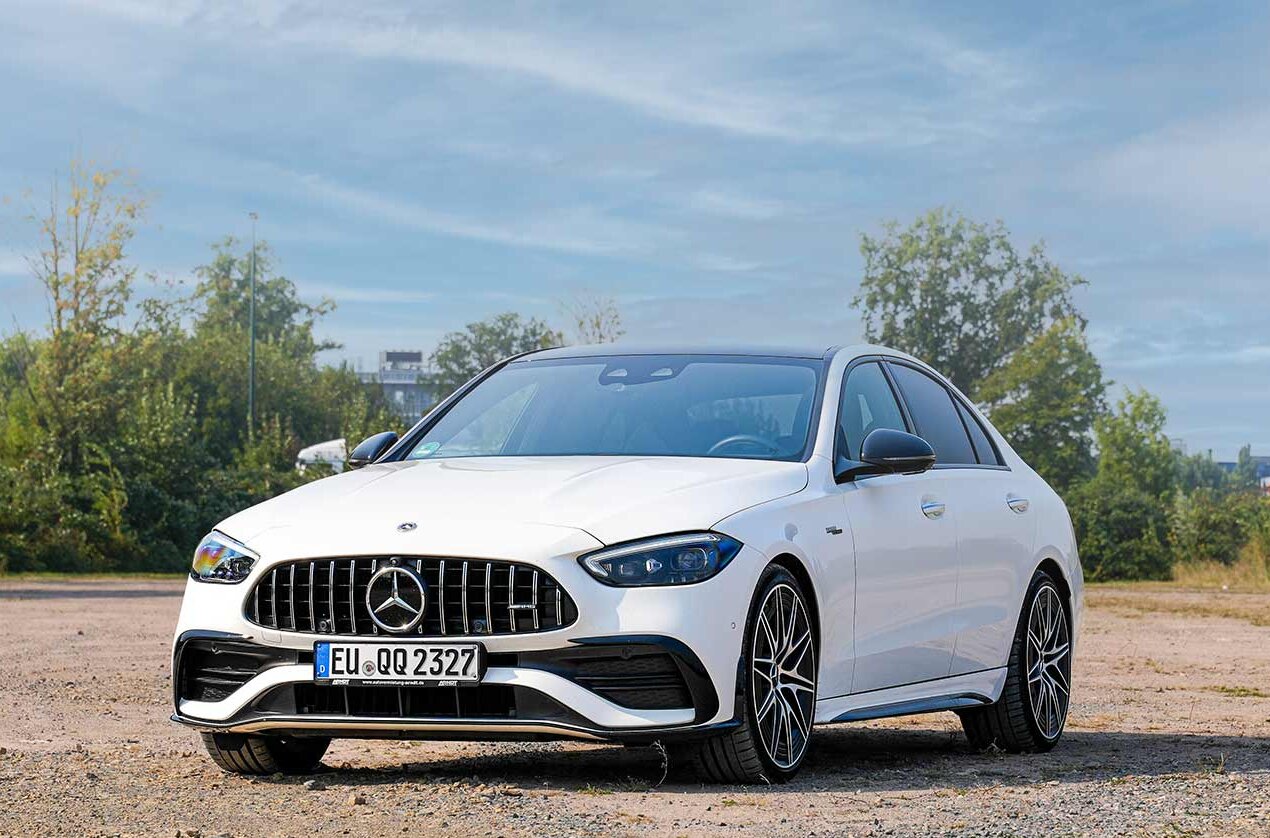 Alt-Tag_ Ein weißer Mercedes-AMG C 43 Mietwagen, exklusive C-Klasse für Businesskunden