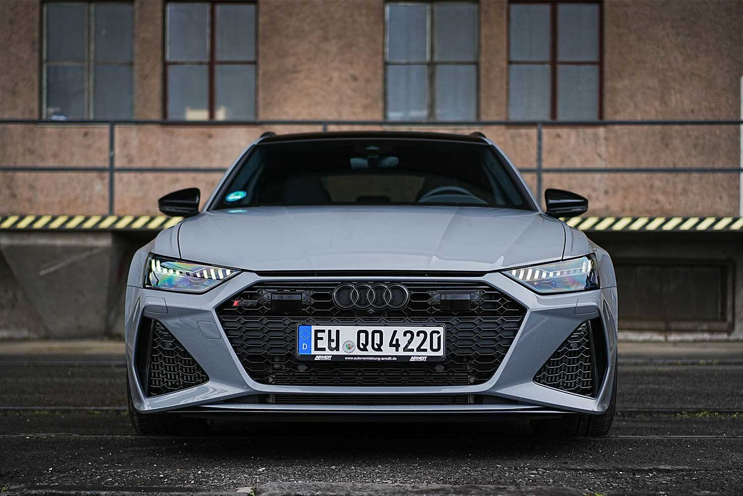 Grauer Audi RS6 mit markanter Front und Arndt-Kennzeichen – Audi RS6 mieten bei Arndt Autovermietung