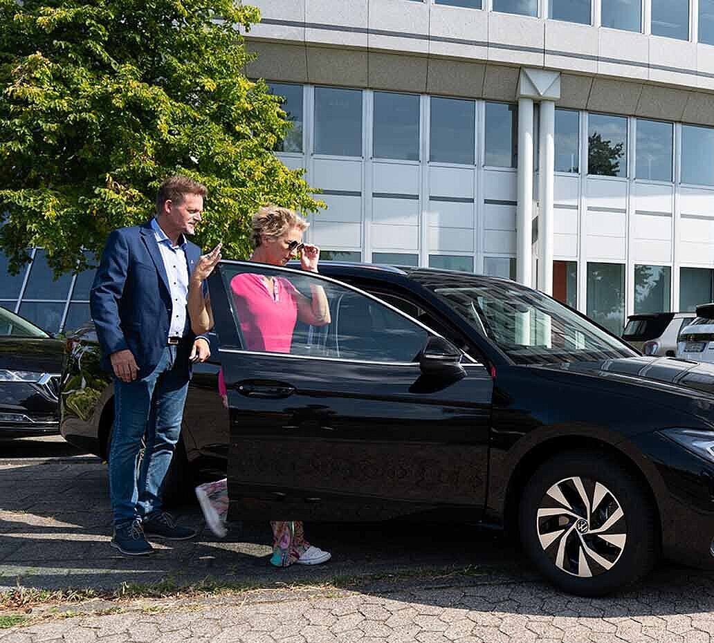 Persönliche Fahrzeugübergabe eines modernen VW: Mobilitätslösung für Geschäftskunden | Autovermietung Arndt für Firmenkunden
