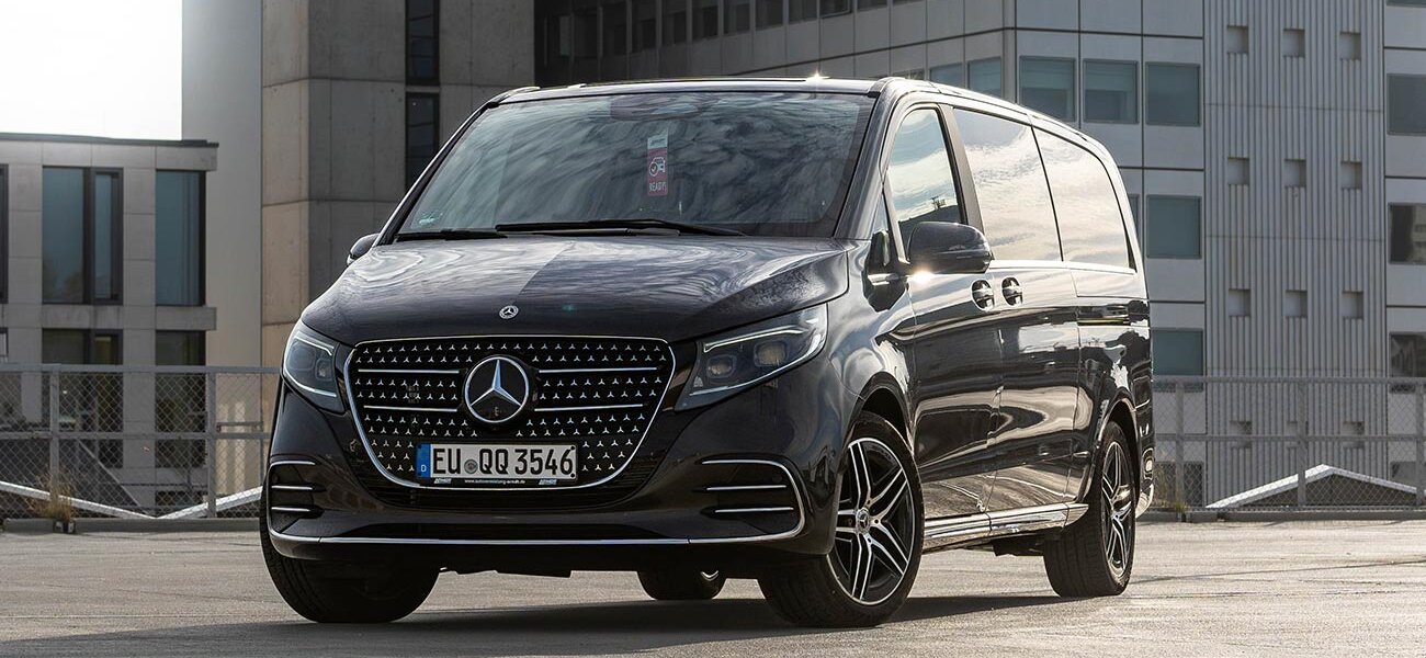 Van parkt auf dem Flachdach eines Gebäudes | Van als Geschäftswagen mieten bei  Autovermietung Arndt für Firmenkunden