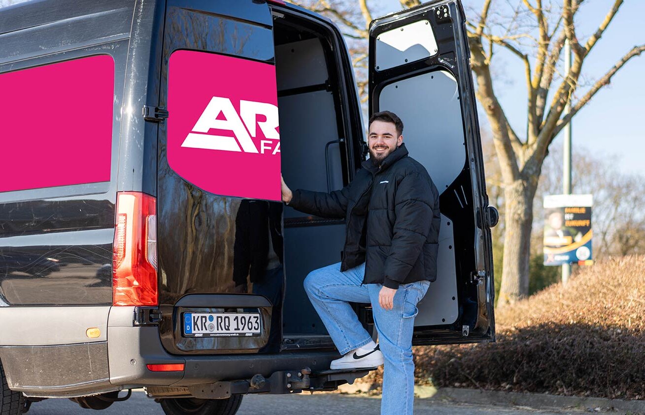 Flexibel unterwegs mit ARNDT: Ein junger Kunde nutzt den geräumigen Transporter der Arndt Autovermietung für den Umzug | Autovermietung Arndt für Firmenkunden