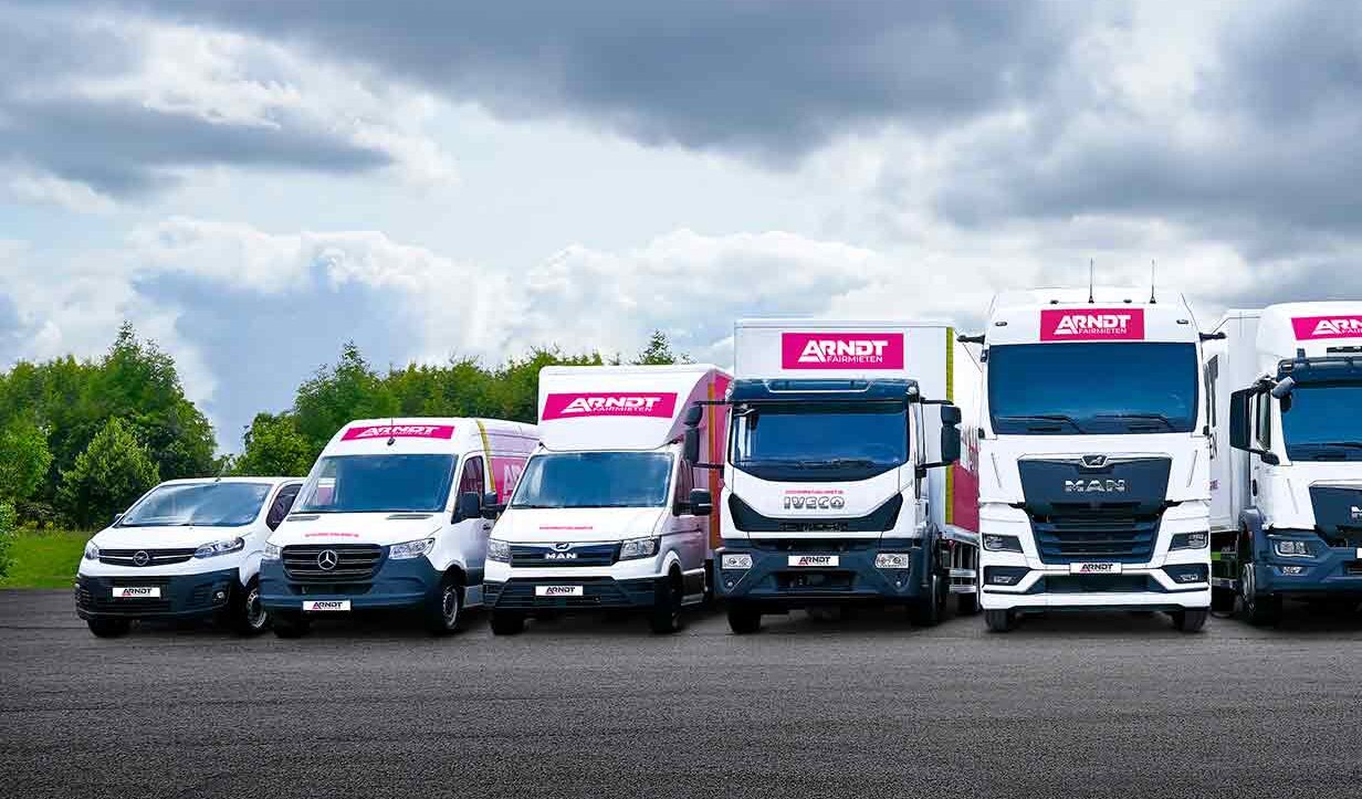 Heavy Trucks, LKW und Transporter von Arndt Automobile frontal nebeneinander gereiht | Autovermietung Arndt für Firmenkunden