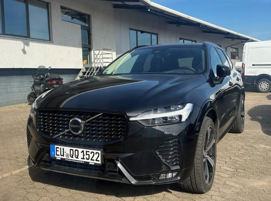 Schwarzer Volvo XC60 auf einem Firmengelände – Volvo XC60 Langzeitmiete bei Arndt