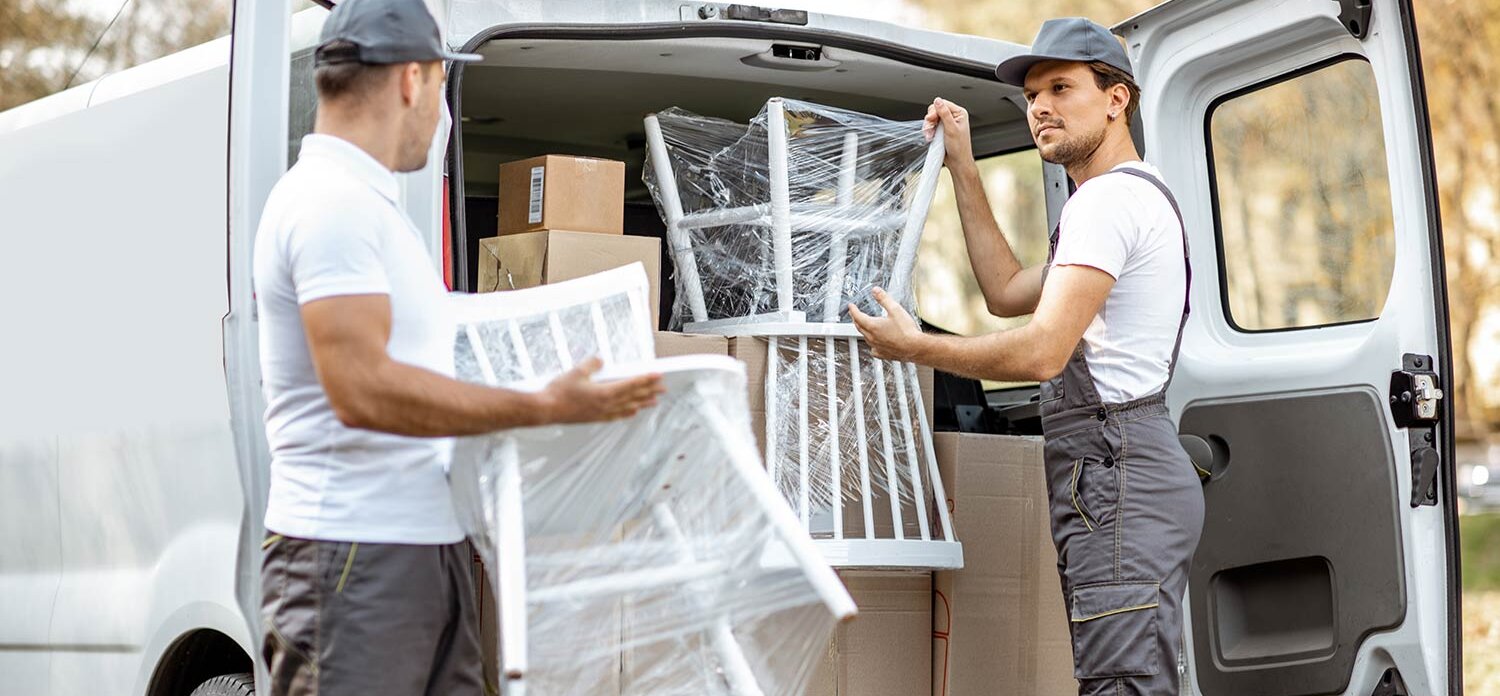 Zwei Männer vom Lieferdienst stehen vor offenem Transporter mit vielen Päckchen | Auto-Langzeitmiete gewerblich für Transporter bei Autovermietung Arndt