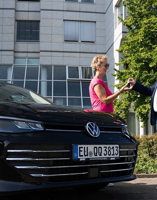 Schlüsselübergabe für einen B2B-Kunden für den VW Passat | Autovermietung Arndt für Firmenkunden