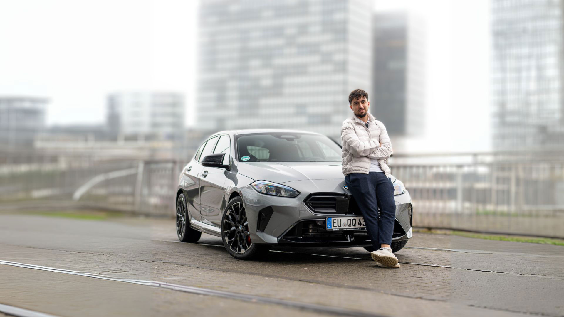 Zufriedener Kunde vor dem BMW M 135i