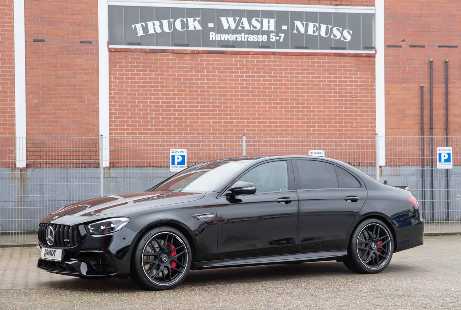 Alt-Tag_ Ein schwarzer Mercedes AMG E63, High-Performance E-Klasse Mietwagen für Firmenkunden