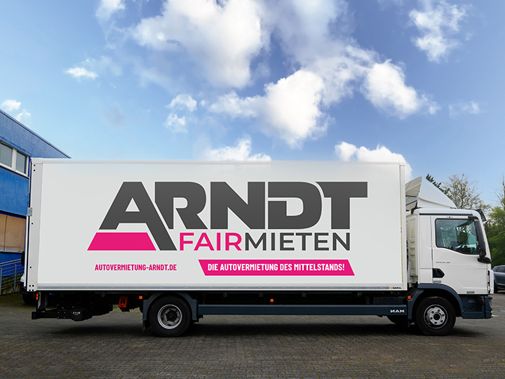 Seitenansicht des MAN 12t LKW vor Industriegebäude mit Himmel und Wolken | MAN 12t mieten bei Autovermietung Arndt für Firmenkunden