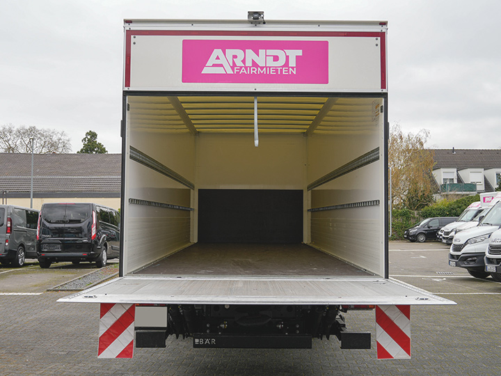 Heckansicht des MAN TGL mit geschlossener Ladebordwand | MAN 12t LKW mieten bei Autovermietung Arndt