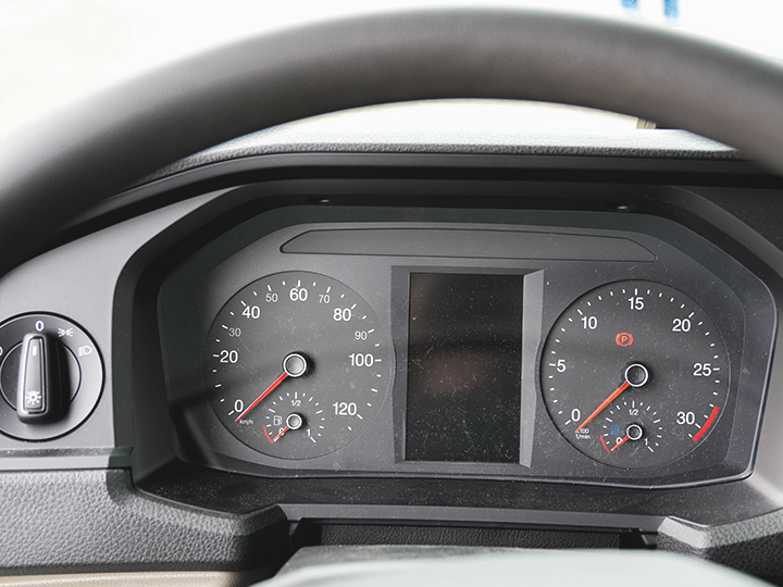 Tacho und Drehzahlmesser im Cockpit des MAN 12t Koffer | MAN TGM mieten bei Autovermietung Arndt