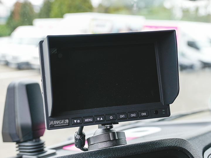 Rückfahrkamera im Cockpit des MAN TGL 12.250 | MAN 12 Tonner LKW mieten bei Autovermietung Arndt