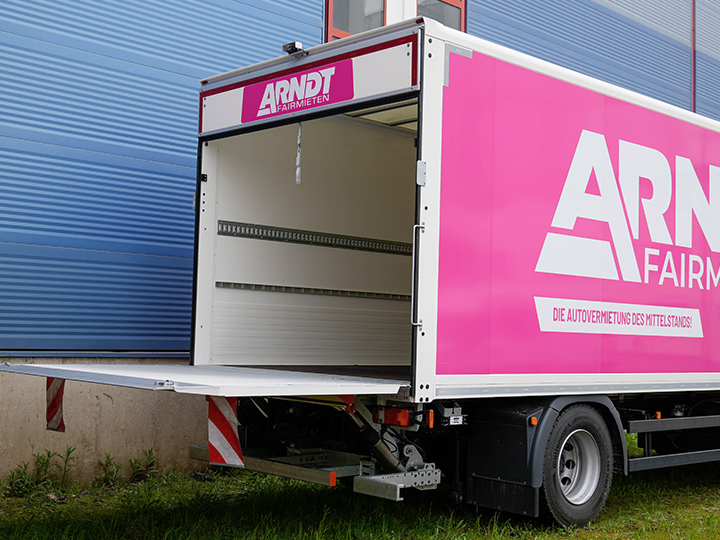 Seitliche Heckansicht des MAN 18.320 mit geöffneter Ladebordwand | MAN 18ttonner mieten bei Autovermietung Arndt