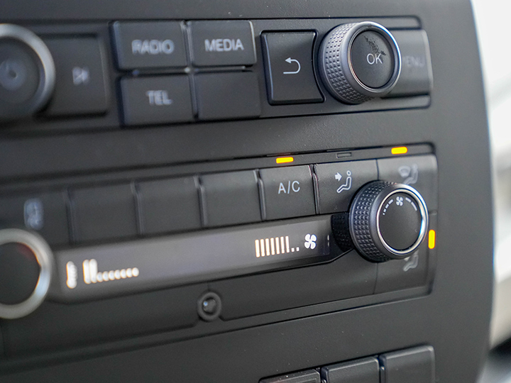 Bedienelemente Radio und Klimaanlage im MAN 18tonner | MAN 18t LKW mieten bei Autovermietung Arndt