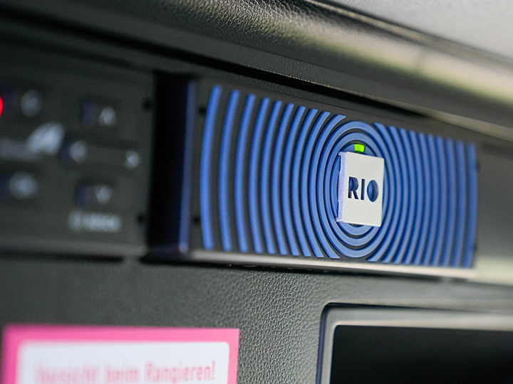 Rio-Box im cockpit des MAN TGM 18tonner | MAN 18 Tonner mieten bei Autovermietung Arndt