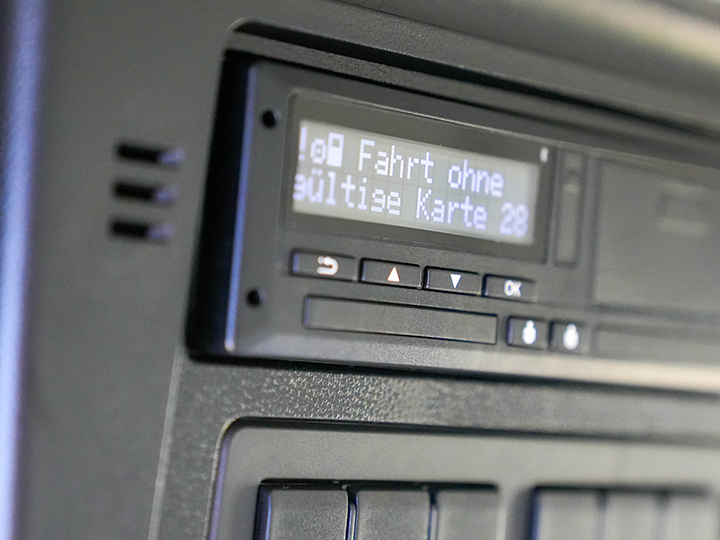 Bedienelement Fahrtenschreiber im Cockpit des MAN TGM | MAN 18t mieten bei Autovermietung Arndt