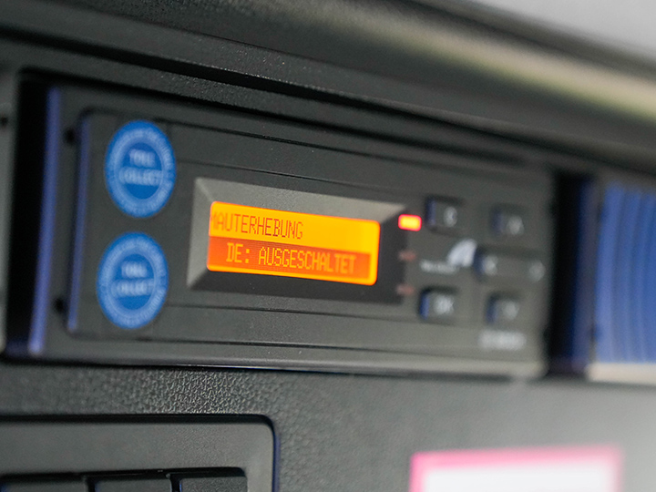 Bedienelement im MAN 18t mit Ladebordwand: On-Board-Unit zur Mautberechnung | 18t LKW mieten bei Autovermietung Arndt