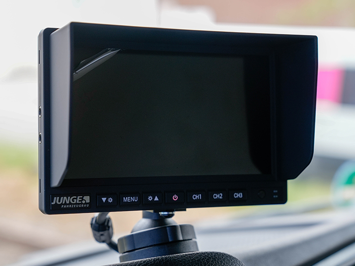 Rückfahrkamera im Cockpit des MAN 18 Tonner | MAN TGM mieten bei Autovermietung Arndt