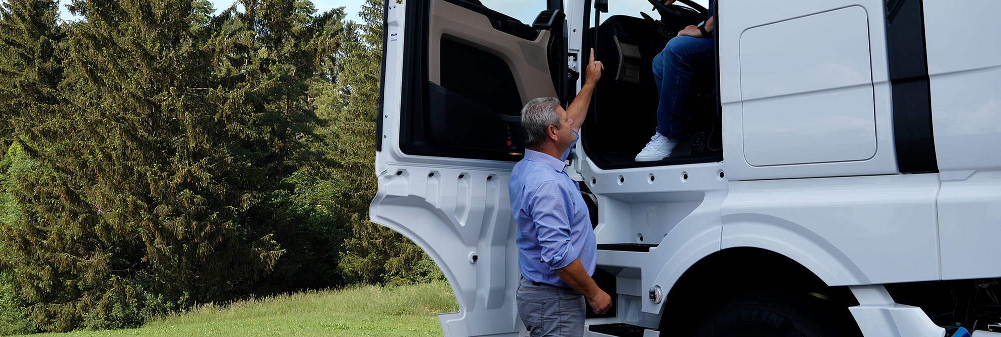 Mitarbeiter der LKW-Vermietung Arndt vermietet einen großen LKW – Jetzt LKW mieten!